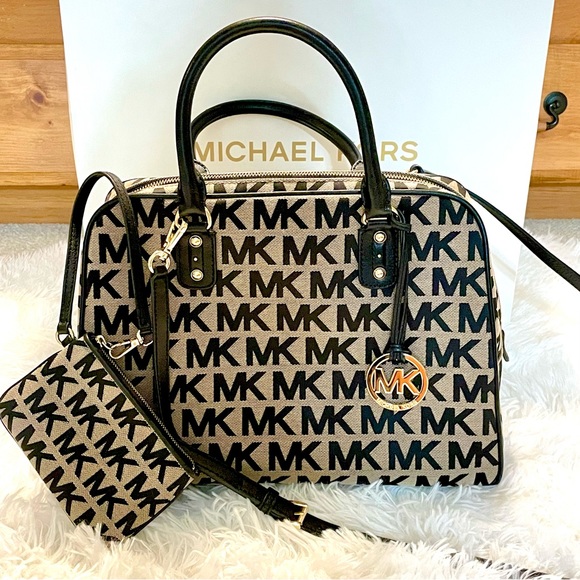 Michael Kors Handbags - Michael Kors Iconic MK Signature logo Jetsetter Large Satchel Bag & wristlet 2pc